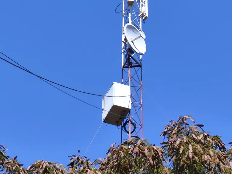 Equipamentos de enlace instalados em uma torre rural