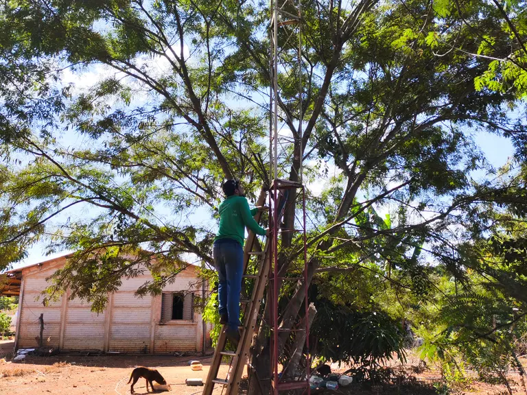 Equipe técnica realizando uma instalação em uma propriedade rural
