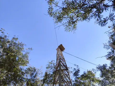 Estrutura de torre instalada junto a uma propriedade da região