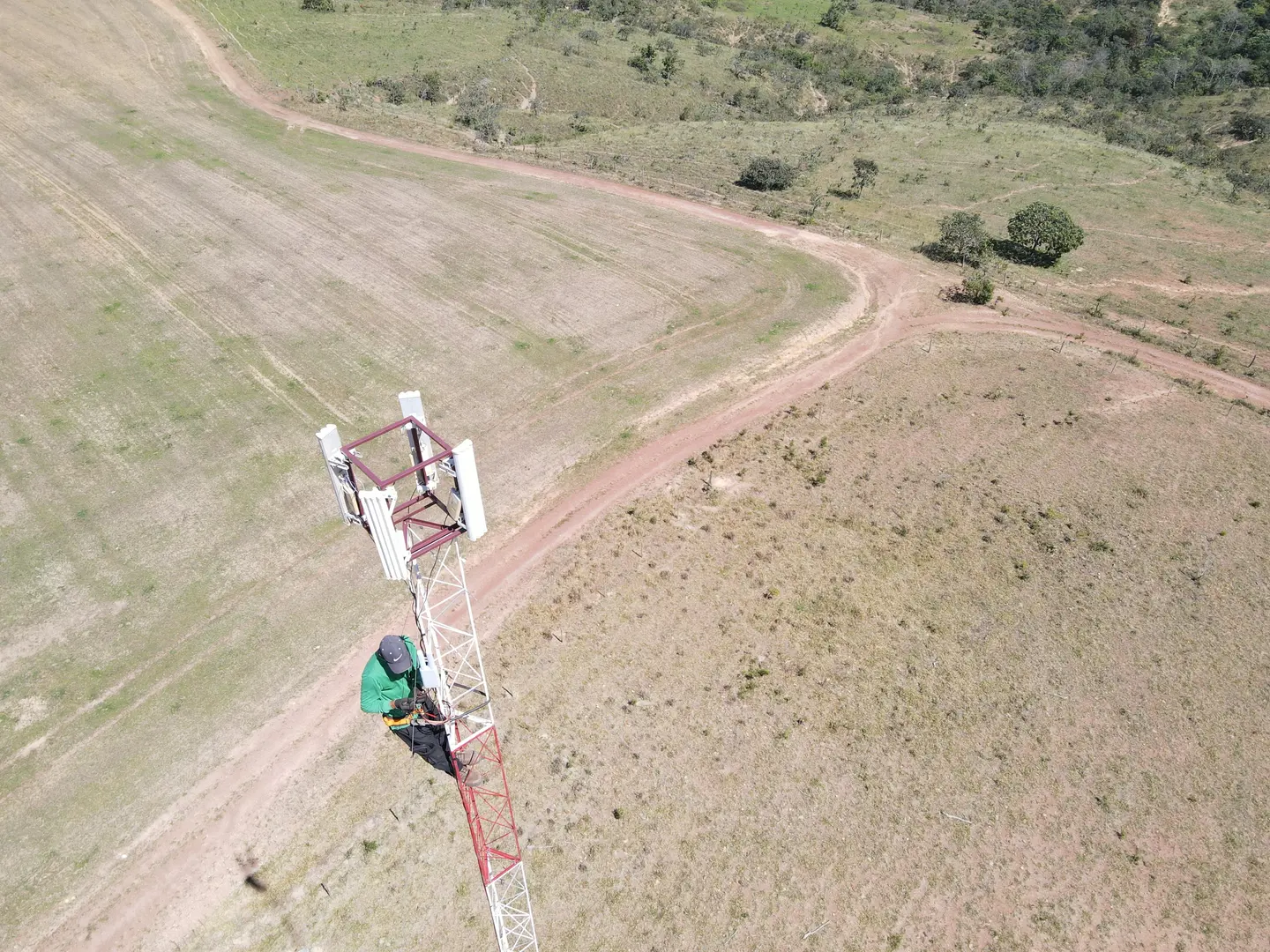 Vista ampla de uma torre e da área rural atendida pela Rural Conecta