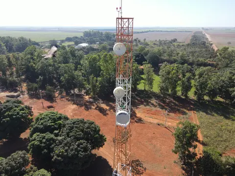 Torre de conectividade em meio à vegetação e às propriedades rurais da região