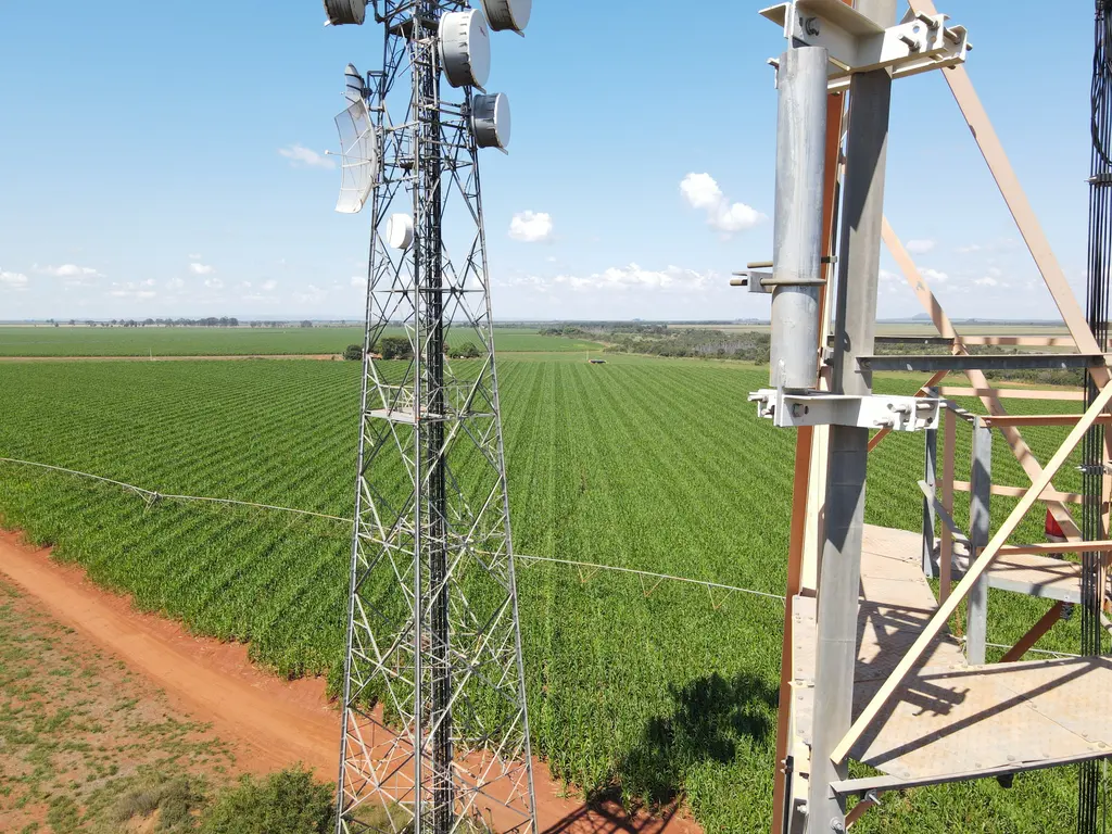 Torre de conectividade instalada entre lavouras e estradas da região