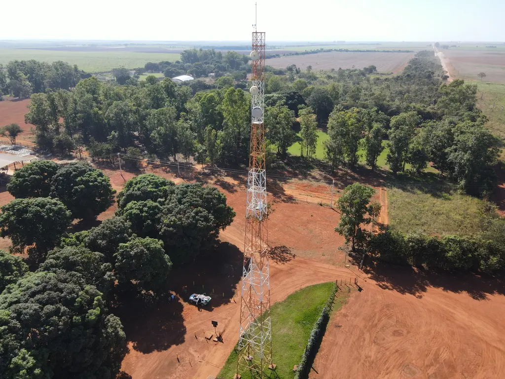 Torre da Rural Conecta instalada em uma área rural de Paracatu