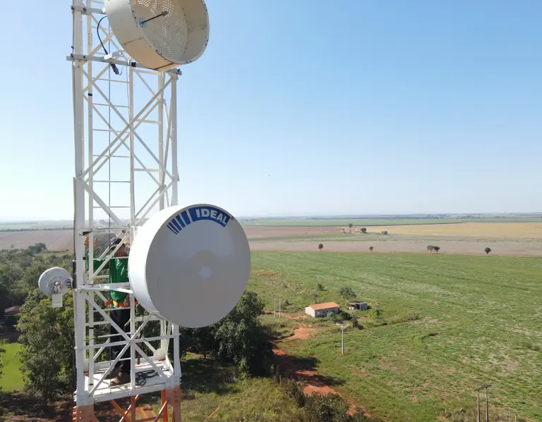 Técnico da Rural Conecta trabalhando em infraestrutura de internet no campo